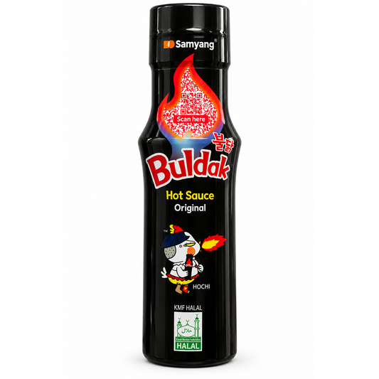 Samyang Buldak Hot Sauce Original – sos coreean picant, sticlă neagră pe fundal alb